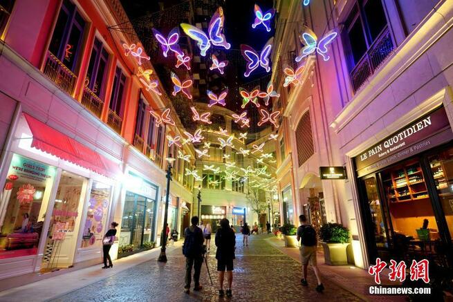 世界初のAI光触媒による蝶のオブジェが香港地区利東街に登場