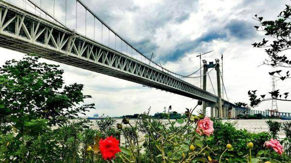 จีนเปิดใช้งาน“สะพานแขวนทางรถไฟความเร็วสูง”สะพานแรกของโลกแล้ว