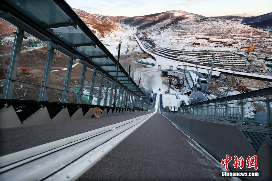 急ピッチで進められる北京冬季五輪会場「雪如意」の建設　河北省張家口市