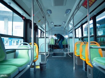 手すりはポカポカ、充電も可能！河北省石家荘で最も「セレブ」なバスとは？