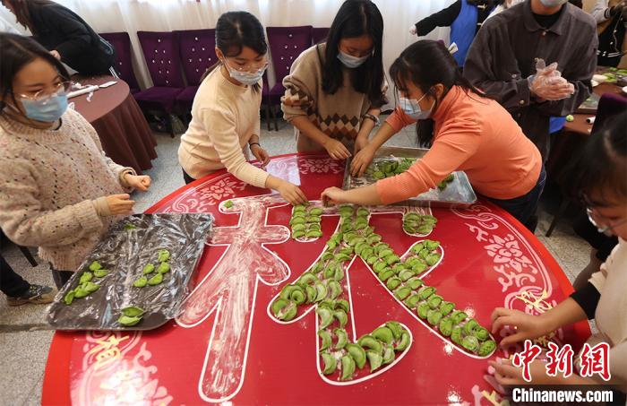 冬至を控え、餃子や湯圓を作る南京の大学生