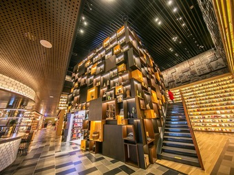 書店に高さ6メートルの「書架キューブ」が登場　河南省鄭州