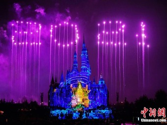5周年の上海ディズニー　きらめく花火で新年をお迎え