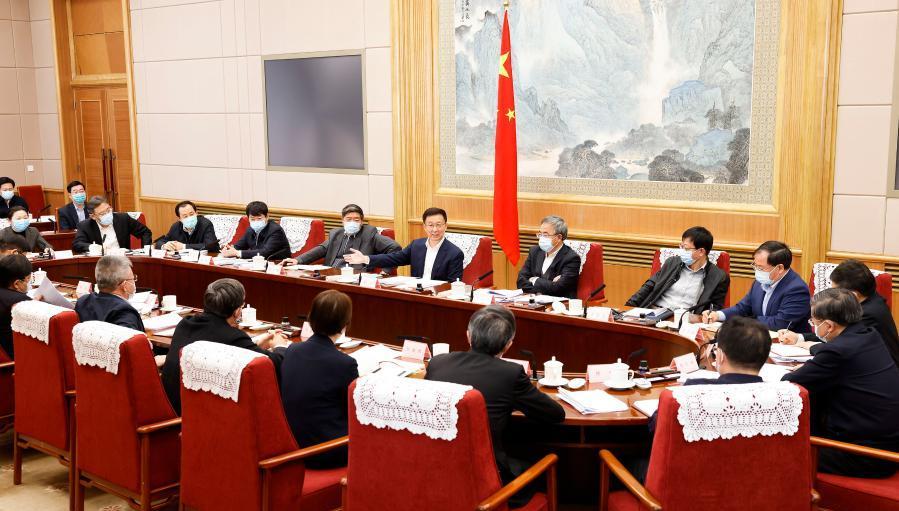 نائب رئيس مجلس الدولة الصيني يحث على تحقيق المزيد من التقدم في بناء ميناء هاينان للتجارة الحرة