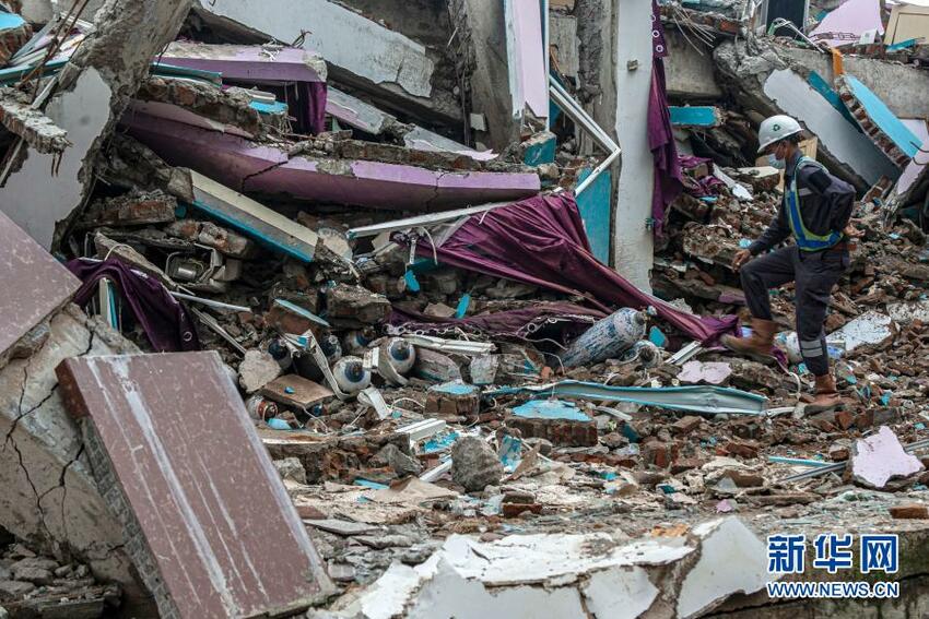 Gempa Bumi yang Terjadi di Sulawesi Barat Tewaskan 56 Orang_fororder_yn115
