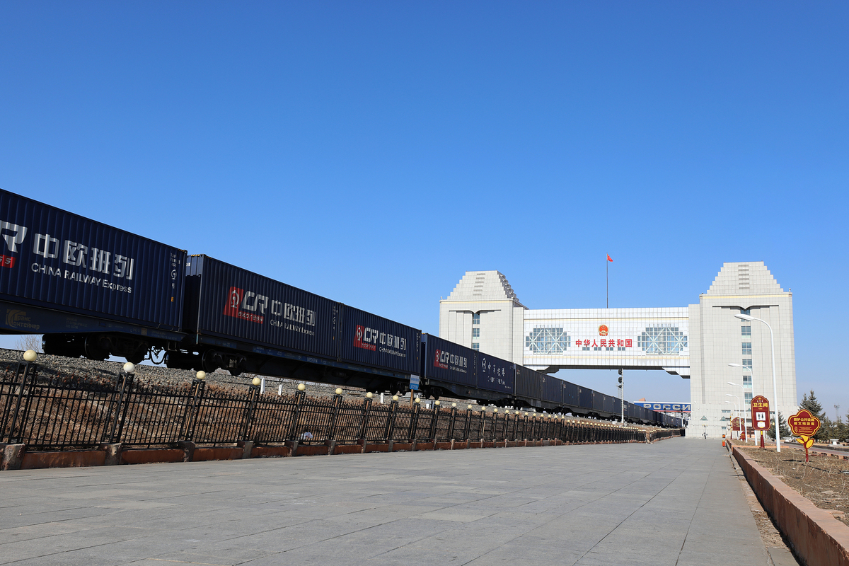 أكبر ميناء بري في الصين يشهد ارتفاعا في عدد قطارات الشحن بين الصين وأوروبا_fororder_VCG111307176099