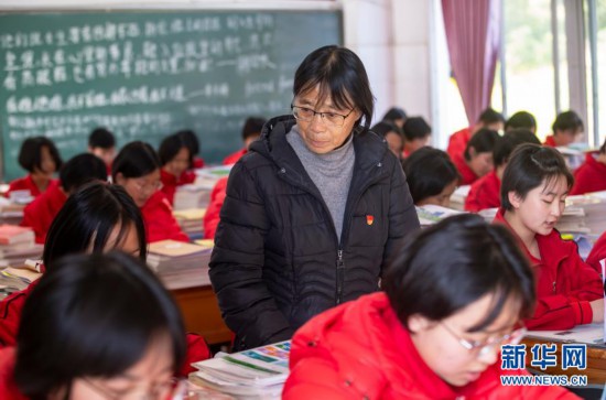 เรื่องราวสุดประทับใจของจาง กุ้ยเหมย : “บุคคลต้นแบบแห่งยุคสมัย”_fororder_张桂梅（中）在教室里检查学生上课情况