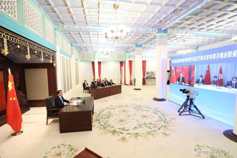 رئيس مجلس الدولة الصيني يستمع إلى تقرير عمل من الرئيسة التنفيذية لمنطقة هونغ كونغ الإدارية الخاصة_fororder_001