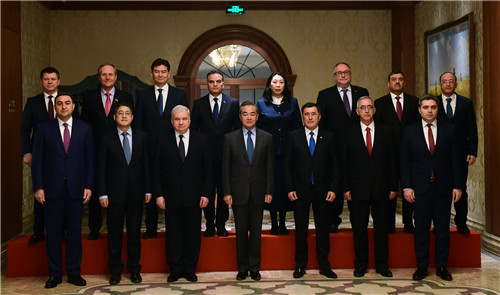 وزير الخارجية الصيني يلتقي مبعوثين دبلوماسيين من دول أوراسيا_fororder_王毅1