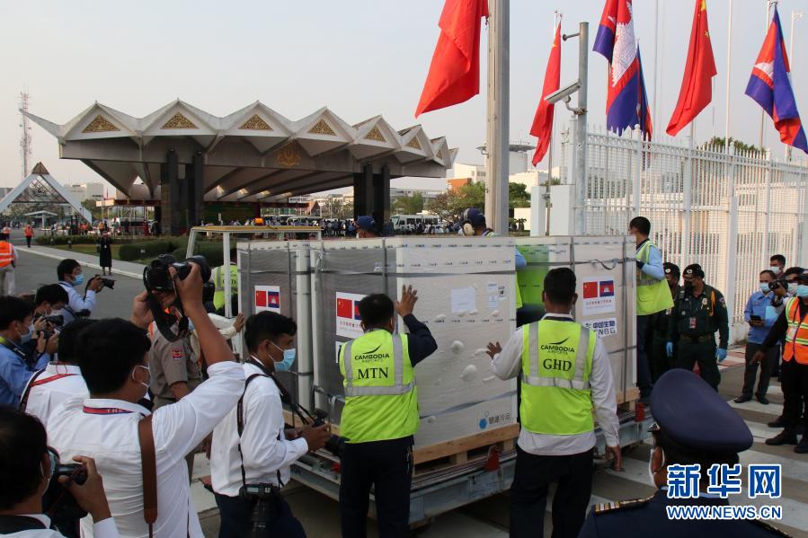 Vaksin Virus Corona Tiongkok Ditibakan di Bandara Kamboja_fororder_j8