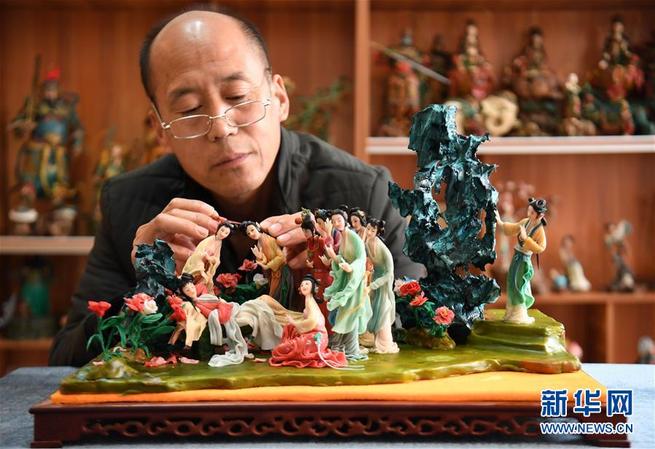 「しんこ細工職人」の陳海亮さん、巧みに多彩な世界を作る