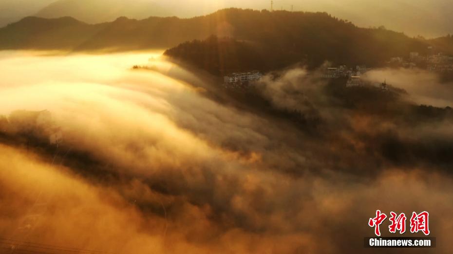 安徽省南部の村で「滝雲」発生　水墨画のような大自然の神秘_fororder_FOREIGN202103111033000472015177227