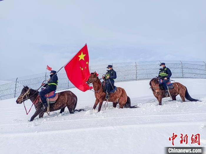 国境地帯の雪原を馬に乗りパトロールする人民警察　新疆_fororder_FOREIGN202103111349000184846064121