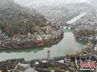 沱江が流れる「美しい小城」　湖南省鳳凰県