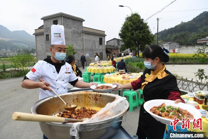 ชนบทนครฉงชิ่งจัด “เลี้ยงโต๊ะจีนข้างถนน” ดึงดูดนักท่องเที่ยวลองชิมอาหารถิ่น_fororder_132215410_zsite