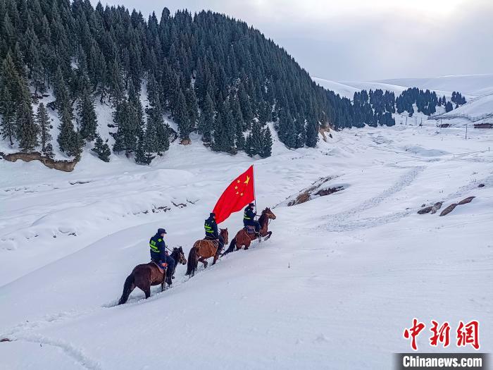 国境地帯の雪原を馬に乗りパトロールする人民警察　新疆_fororder_FOREIGN202103111348000339460082558