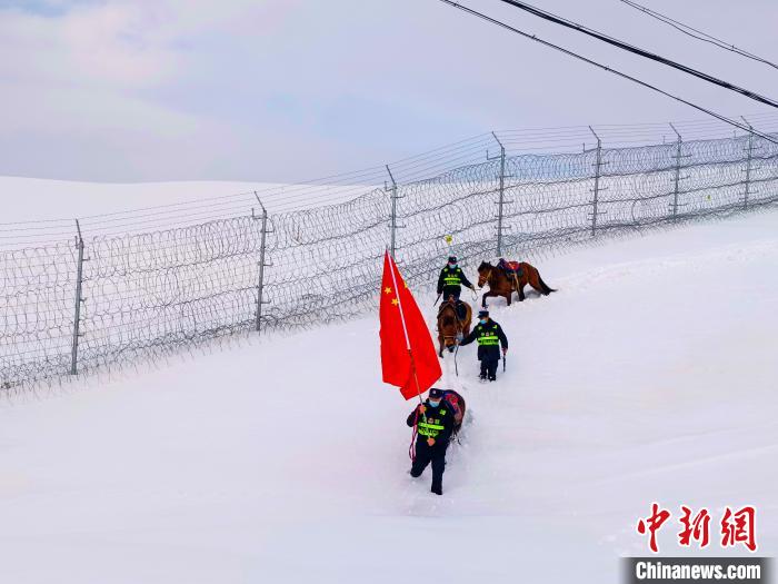 国境地帯の雪原を馬に乗りパトロールする人民警察　新疆_fororder_FOREIGN202103111347000496856742892
