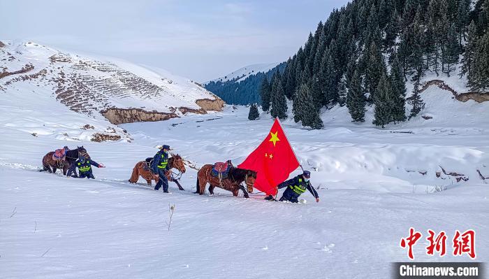 国境地帯の雪原を馬に乗りパトロールする人民警察　新疆_fororder_FOREIGN202103111349000450838497722