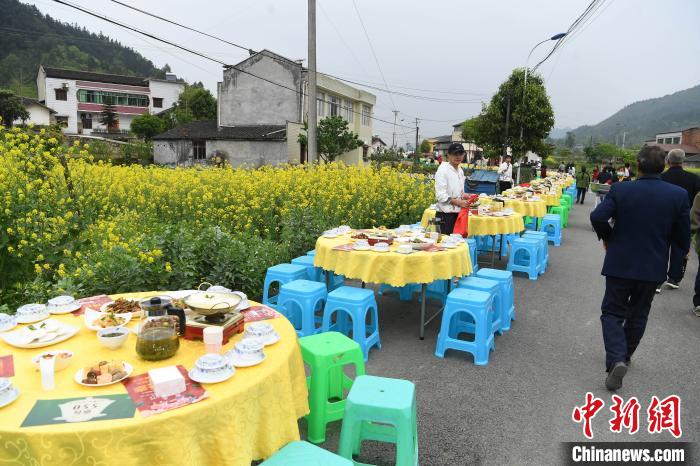 ชนบทนครฉงชิ่งจัด “เลี้ยงโต๊ะจีนข้างถนน” ดึงดูดนักท่องเที่ยวลองชิมอาหารถิ่น_fororder_132215400_zsite