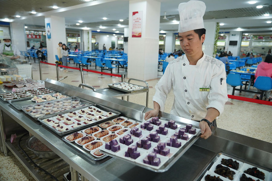 雲南大学の食用バラが開花期に　食堂でバラ料理も_fororder_1