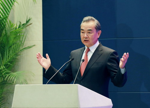 وزير الخارجية: الصين تعتزم مواصلة التعاون مع الدول الأخرى لدحر "كوفيد-19"_fororder_wang02