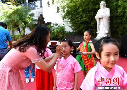 福州の小学生が集団書初めで孔子生誕2568周年を祝う