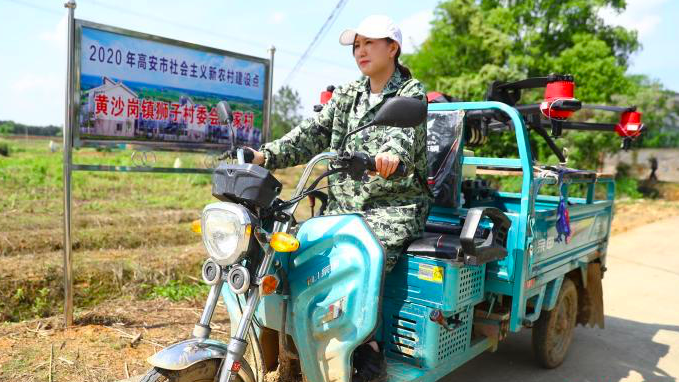 เกษตรกรหญิงจีนปลูกข้าวด้วยเทคโนโลยีการเกษตรที่ทันสมัย_fororder_截屏2021-04-26 下午1.58.47