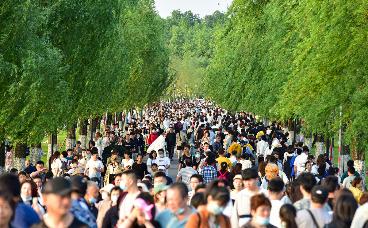 الصين تشهد 230 مليون رحلة سياحية محلية خلال عطلة عيد العمال_fororder_VCG111328213526