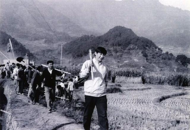 شي جين بينغ ووالدته: "وعد" جيلين من الشيوعيين_fororder_1989年12月，当时习近平是中国东南部福建省宁德地区的官员，他带领1000多名干部到水利工地参加清沟整修水渠的劳动。