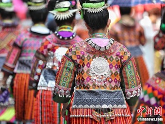 民族衣装の魅力披露！ミャオ族8支族のファッションパレード　貴州省丹寨