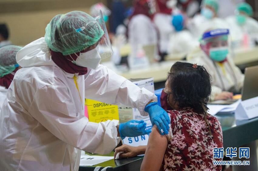 Kementerian Kesehatan Indonesia Hentikan Sementara Penggunaan Vaksin AstraZeneca_fororder_yn18