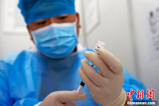 นครเซี่ยงไฮ้เริ่มฉีดวัคซีนโควิด-19 แบบเข็มเดียว_fororder_20210519疫苗2