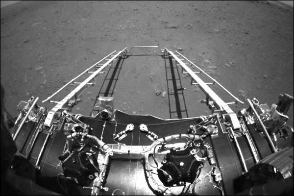 ผอ.นาซ่าแสดงความยินดีที่รถสำรวจดาวอังคาร‘จู้หรง’ส่งภาพกลับมายังโลก_fororder_20210521yz
