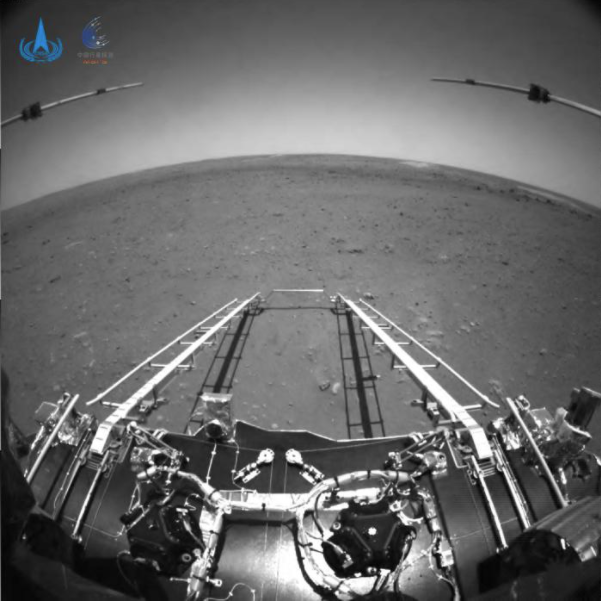 หุ่นสำรวจ ‘จู้หรง’ ของจีนส่งภาพกลับจากดาวอังคาร_fororder_火星1