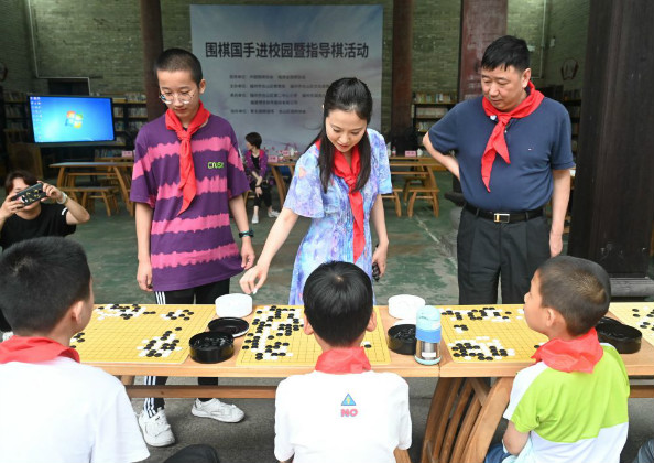 นักเล่นหมากล้อมทีมชาติจีนเยือนโรงเรียนเมืองฝูโจว_fororder_wq-4