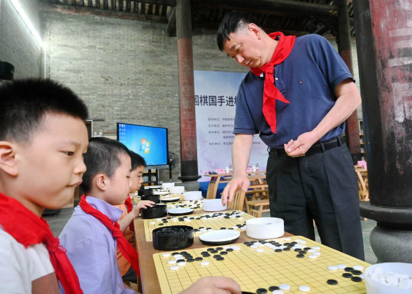 นักเล่นหมากล้อมทีมชาติจีนเยือนโรงเรียนเมืองฝูโจว_fororder_wq-3