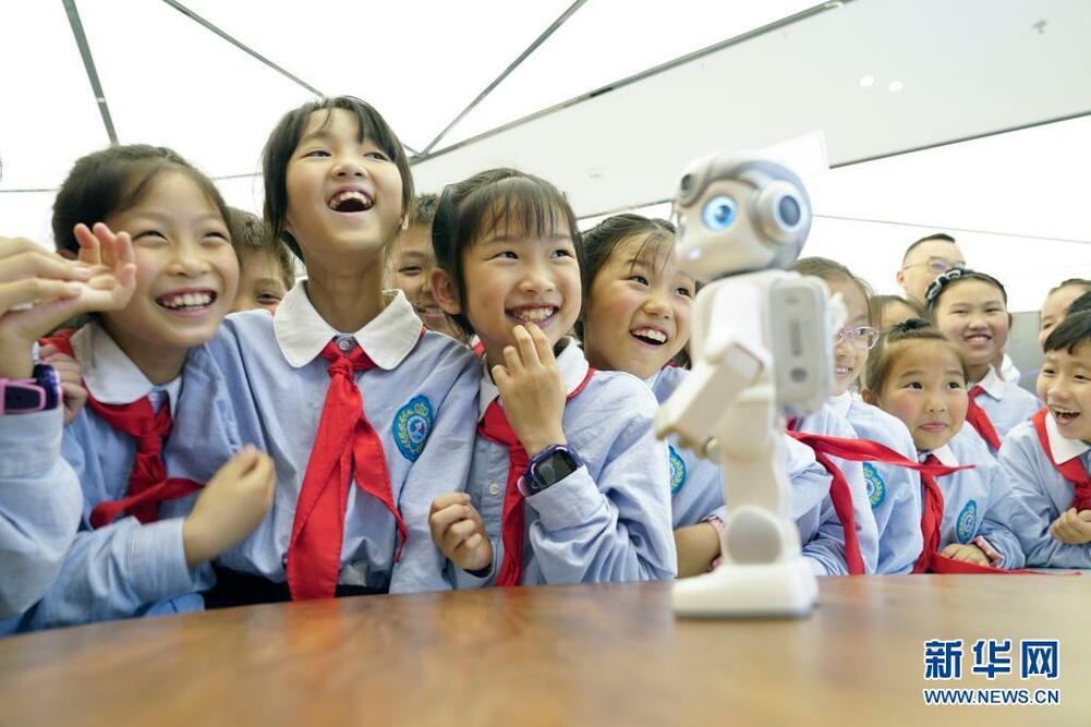 रोबोटका साथ बाल दिवस मनाइयो_fororder_机器人2