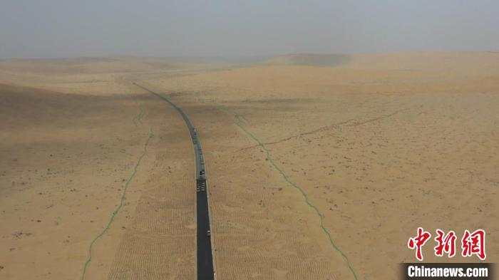 タクラマカン砂漠貫く砂漠道路、来年5月には開通の見込み　新疆_fororder_FOREIGN202106031434000168377258440