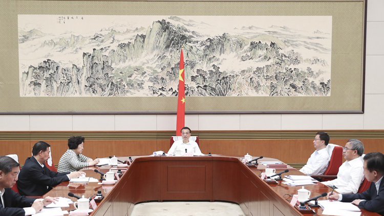 رئيس مجلس الدولة الصيني يشدد على دفع تنمية المناطق الغربية_fororder_003