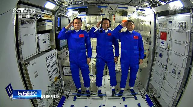 นักบินอวกาศจีนเอามือถือยี่ห้ออะไรขึ้นไปใช้ในอวกาศ_fororder_3