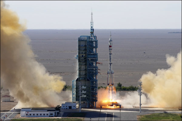 ภารกิจการส่งยานอวกาศพร้อมมนุษย์เสินโจว-12 ของจีนประสบความสำเร็จ_fororder_20210617sz1