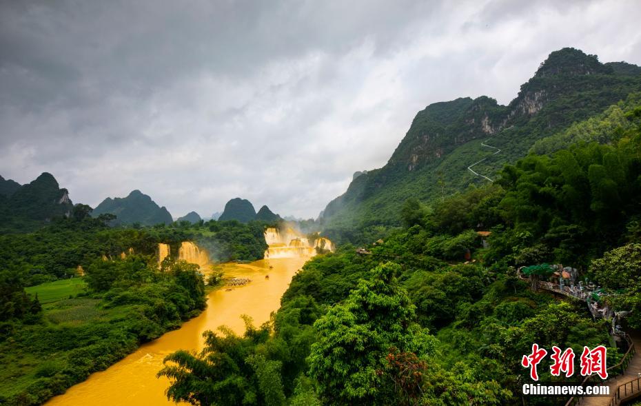 大迫力！アジア最大の国境を跨ぐ「徳天瀑布」が雨で「黄金の滝」に_fororder_3-5