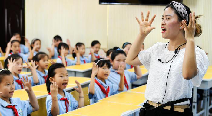 ครูประถมจีนสอนร้องเพลงให้ความรู้ป้องกันเหตุจมน้ำ_fororder_手指舞4