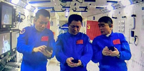 นักบินอวกาศจีนเอามือถือยี่ห้ออะไรขึ้นไปใช้ในอวกาศ_fororder_1