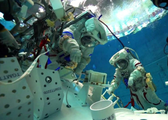 นักบินอวกาศจีนฝึกสภาพไร้น้ำหนักในน้ำ_fororder_ht-1