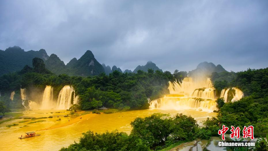 大迫力！アジア最大の国境を跨ぐ「徳天瀑布」が雨で「黄金の滝」に_fororder_3-3