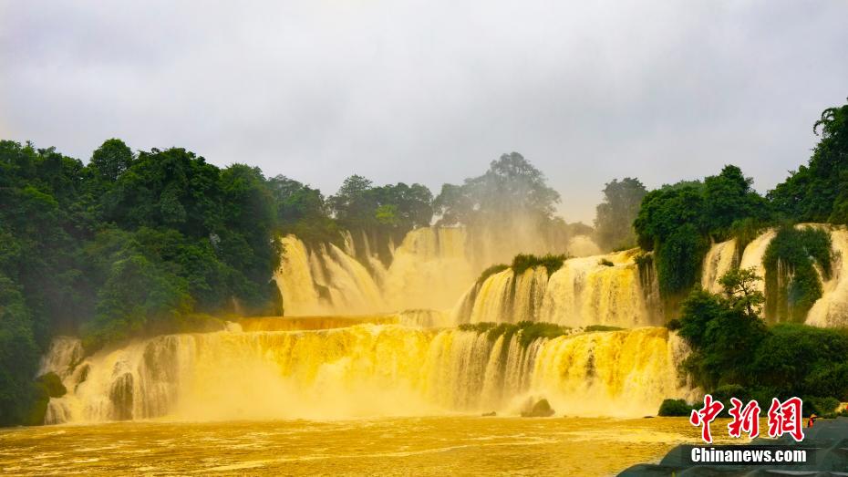 大迫力！アジア最大の国境を跨ぐ「徳天瀑布」が雨で「黄金の滝」に_fororder_3-1