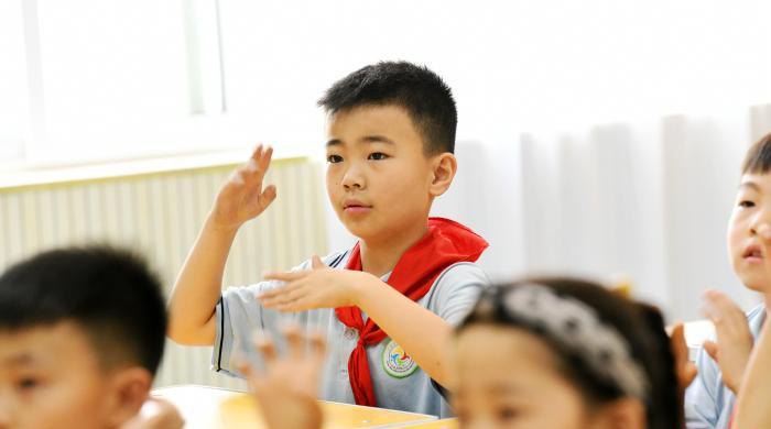ครูประถมจีนสอนร้องเพลงให้ความรู้ป้องกันเหตุจมน้ำ_fororder_手指舞1