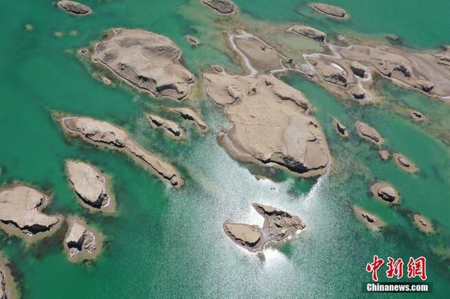 上空から撮影した美しい水上のヤルダン岩　青海省_fororder_FOREIGN202107091431000386747093551