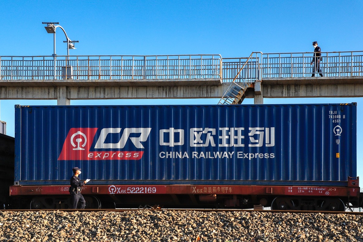 ميناء "هورغوس" الحدودي بشمال غربي الصين يسجل رقماً قياسياً لقطارات الشحن في النصف الأول_fororder_VCG111280430239